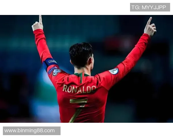 球迷疯狂冲入场内抢夺C罗球衣引发热议的欧冠奇观 球迷疯狂冲入场内抢夺C罗球衣引发热议的欧冠奇观