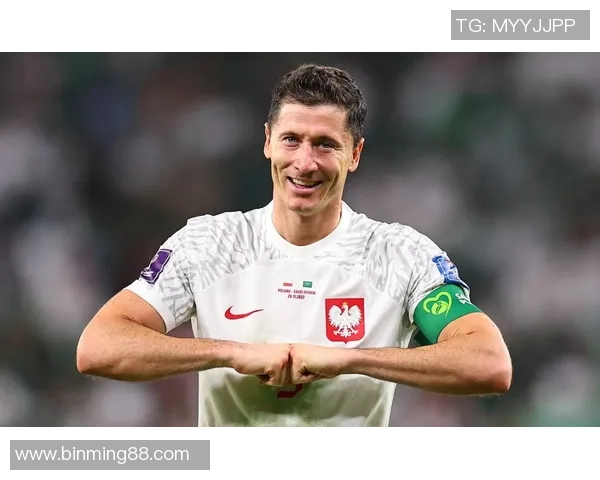 莱万重返安联球场引发拜仁球迷愤怒声讨：背叛与忘恩负义的争议